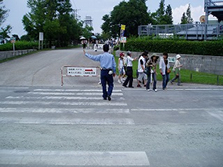 油山牧場での交通誘導している画像