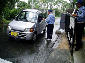 警備員が自宅前にて車を確認している様子